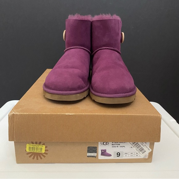 UGG Mini UGGs Boots "Mini Bailey" with Button - Picture 11 of 11